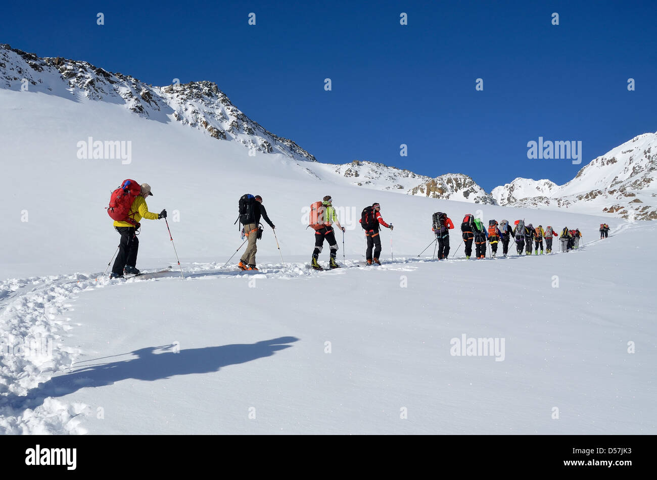Langen Reihe von Backcountry Skifahrer in Österreichs Otztaler Alpen. Stockfoto