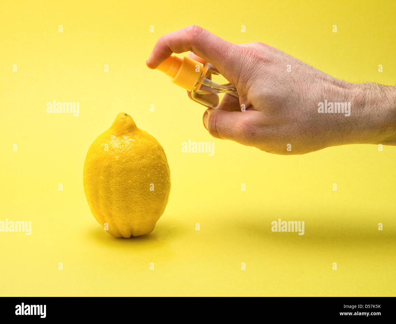 Eine Zitrone Glycerin zuweisen. Ziel ist es, eine frische und gesunde  Frucht zu geben; Werbe-Fotografie Stockfotografie - Alamy