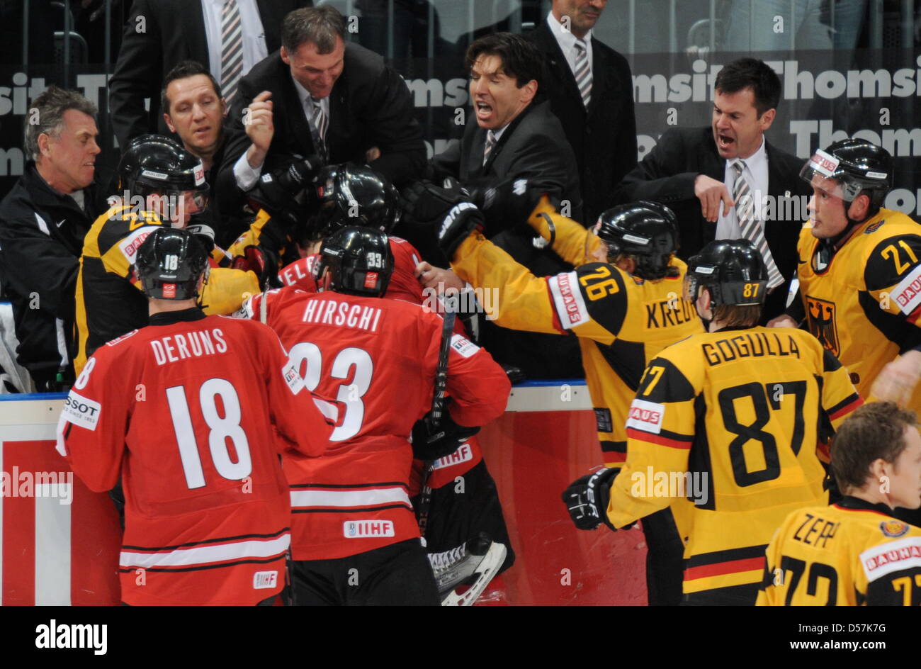 Deutschlands Trainer Uwe Krupp (C-Rückseite), Co-Trainer Ernst Hoefner (3-L-Back) und Berater Rupert Meister (R-hinten) versuchen, einen Handgemenge zwischen deutschen und Schweizer Spieler nach der IIHF Eishockey WM Viertelfinale Spiel Deutschland Vs Schweiz in Mannheim, Deutschland, 20. Mai 2010 zu schlichten. Foto: ARNE DEDERT (nur zur redaktionellen Verwendung) Stockfoto