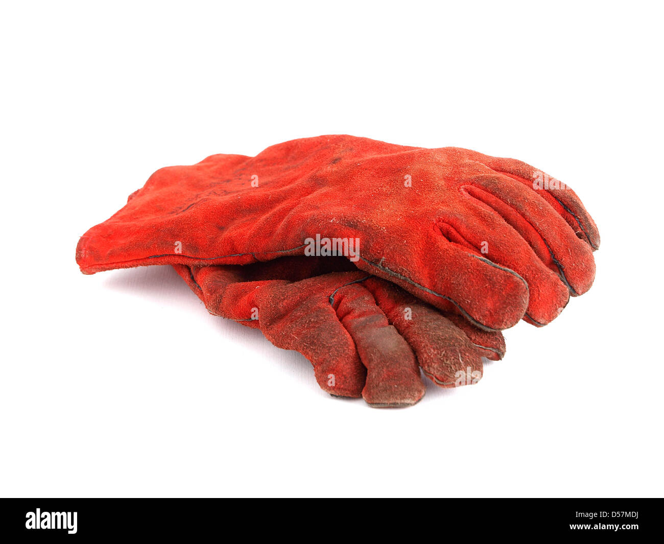 Zwei rote Handschuhe auf weißem Hintergrund... Die Handschuhe sind Schutzkleidung. Stockfoto