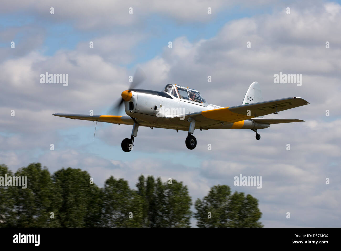 De Havilland (Kanada) DHC-1 Chipmunk 22 1367 G-UANA im Flug abheben vom Flugplatz Breighton Stockfoto