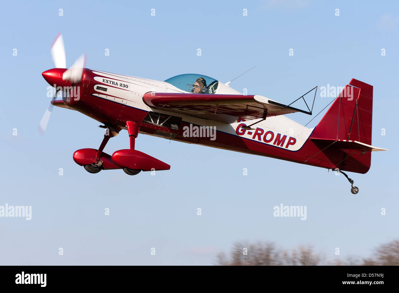 Zusätzliche EA230 G-Toben im Endanflug auf Netherthorpe Flugplatz landen Stockfoto