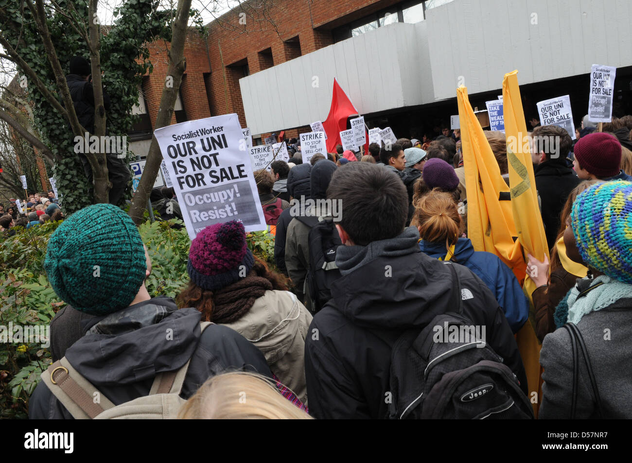 Kundenansturm bei der University of Sussex für eine nationale Demonstration protestiert die fortschreitende Privatisierung von Bildung. Stockfoto