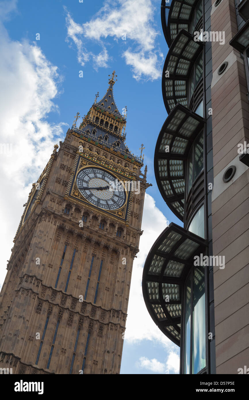 Ein Blick auf die Elizabeth Uhrturm (Big Ben) von Victoria Embankment Stockfoto