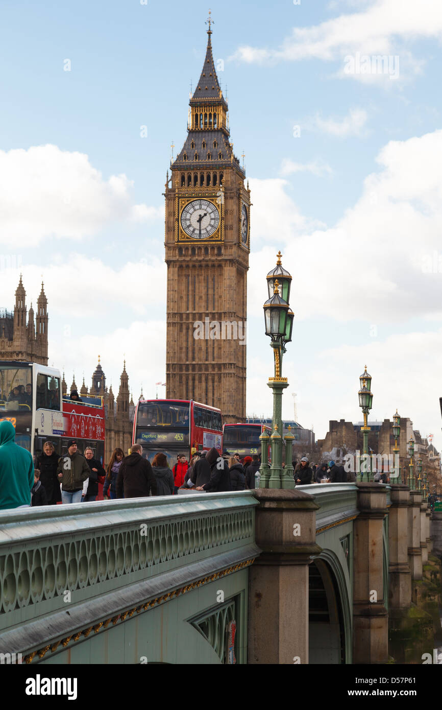 Menschen und Bussen der Westminster Brücke im Hinblick auf Big Ben (Elizabeth Clock Tower) Stockfoto