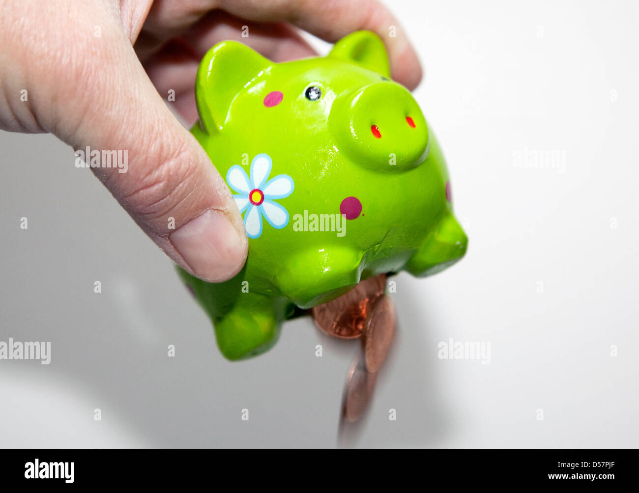 Entleerung ein Sparschwein Münzen, London Stockfoto