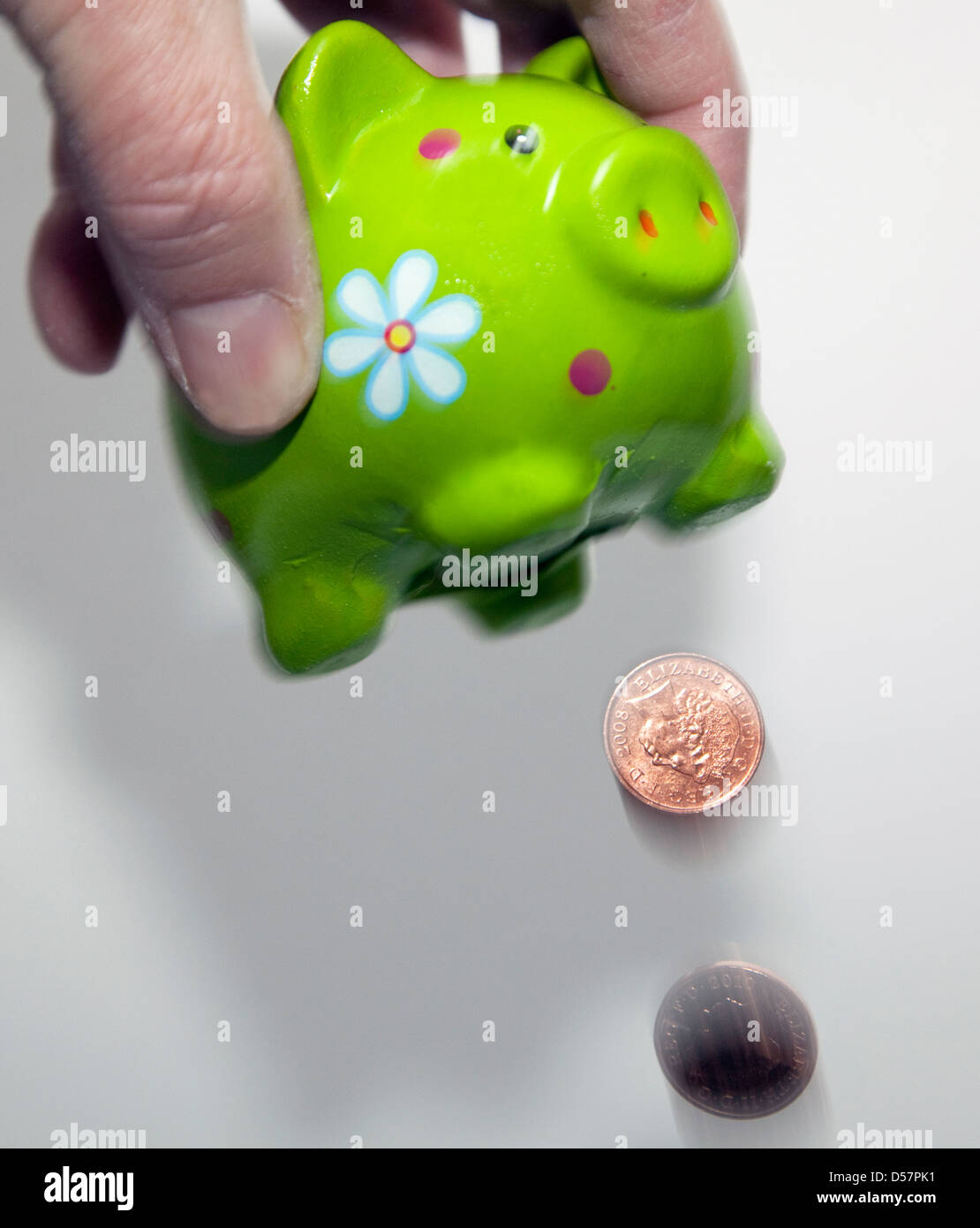 Entleerung ein Sparschwein Münzen, London Stockfoto