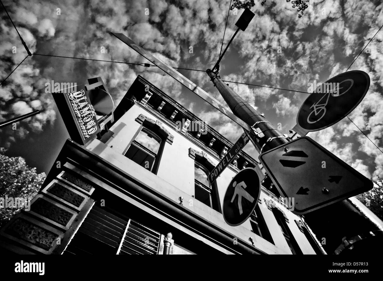 Ein altes Gebäude und Laternen mit Verkehrszeichen in der Innenstadt von Vancouver BC Stockfoto