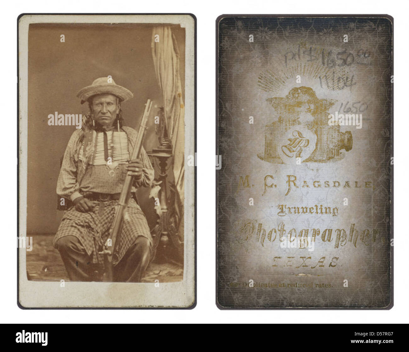 Dieses historische Bild zeigt einen indianischen Pfadfinder in Fort Concho, Texas, bewaffnet mit einem Falltürgewehr. Der Späher war Teil der Bemühungen, die Grenze während der Indianerkriege zu sichern. Stockfoto