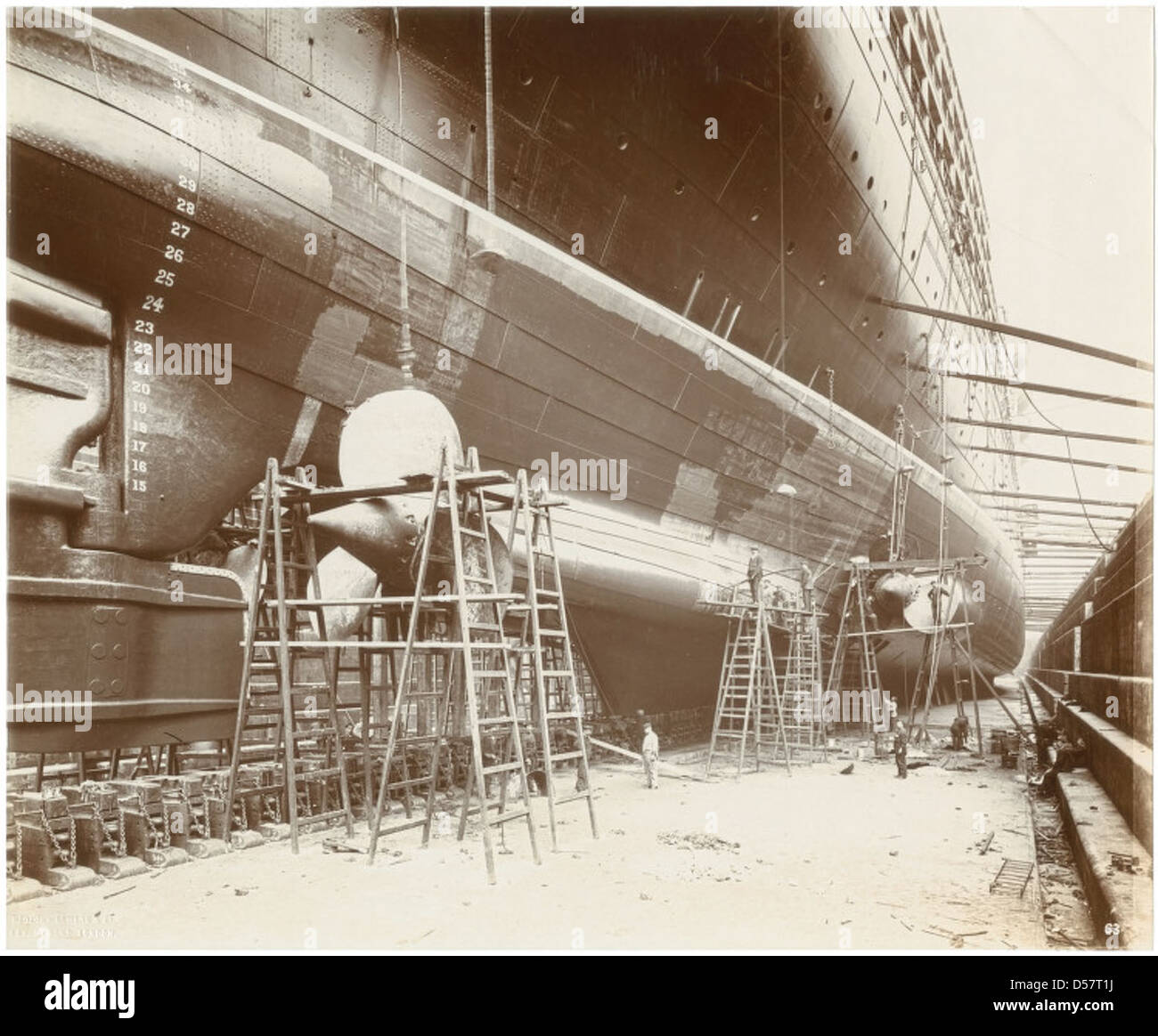 [Seitenansicht der Lusitania zeigt die startende Wiege und Propeller] Stockfoto