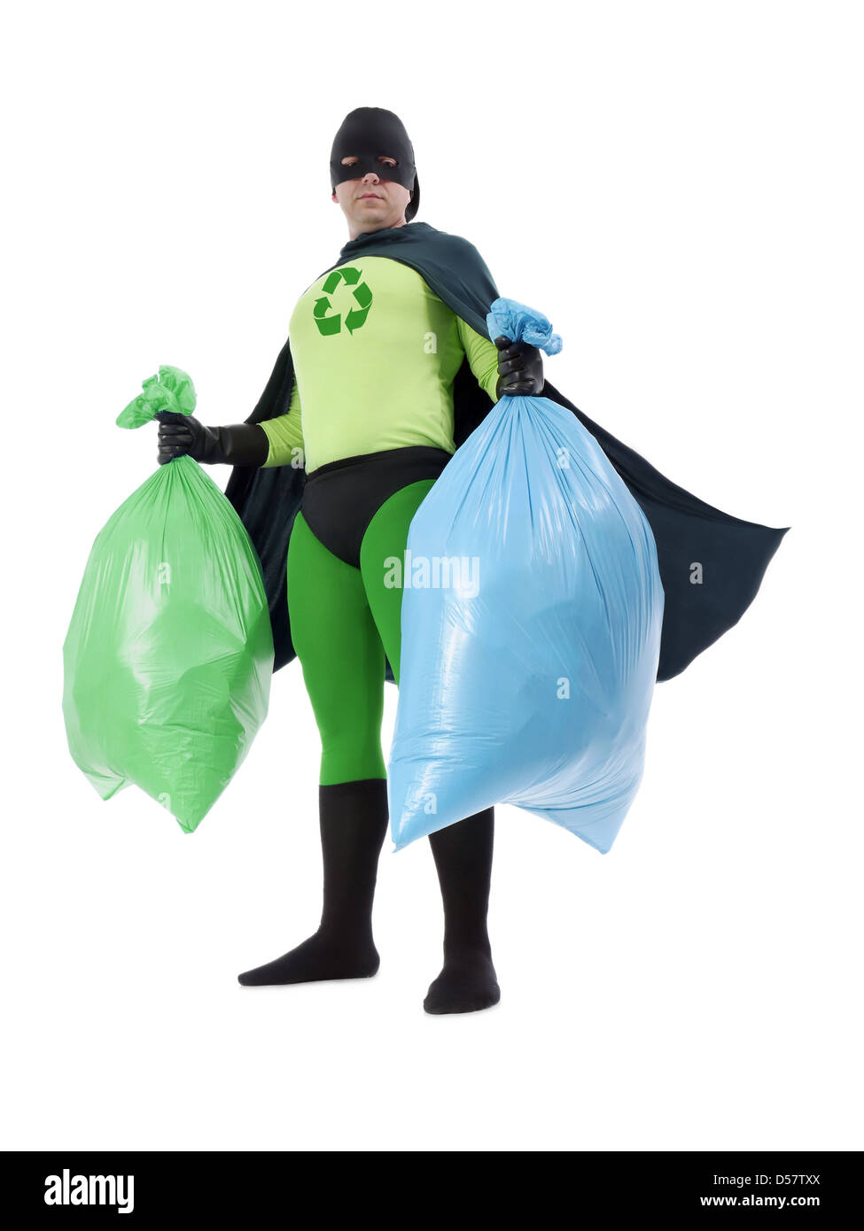 Eco-Superheld mit grünen und blauen Plastiktüten voller inländischen Papierkorb stehen auf weißem Hintergrund Stockfoto