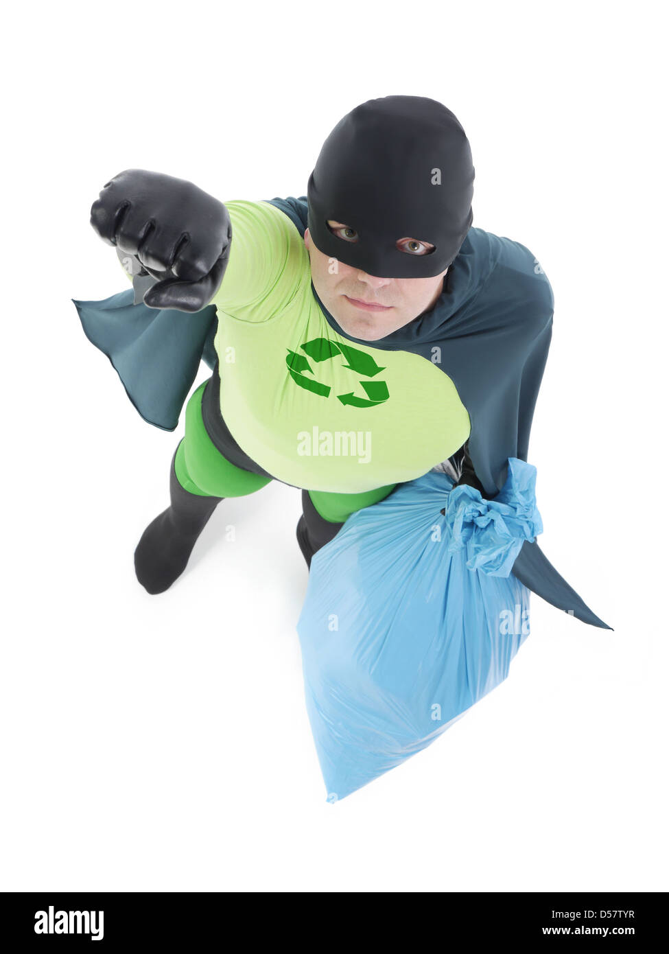 Eco-Superhelden hält blaue Plastiktüte voller inländischen Müll zeigt seine Hand stehen auf weißem Hintergrund Stockfoto
