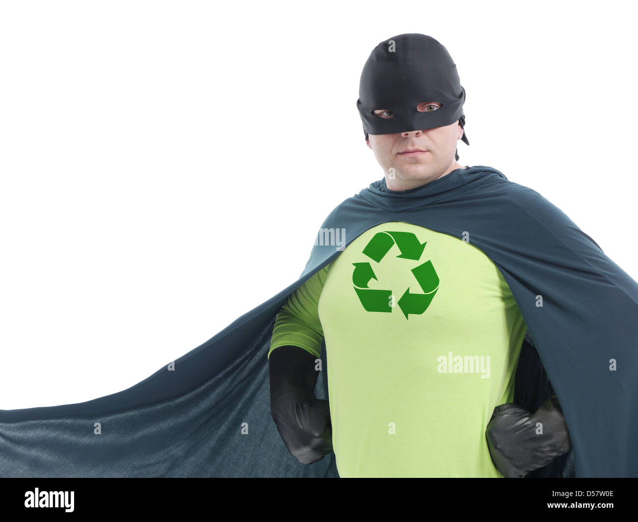 Eco-Superheld mit grünen Recycling-Pfeil-Symbol auf Brust posieren selbstbewusst über weißem Hintergrund - Recycling-Konzept Stockfoto