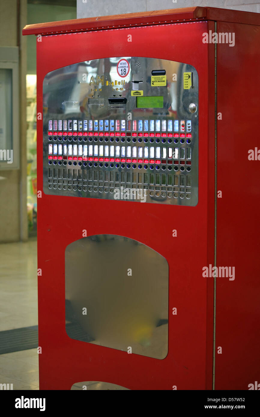 Automaten für Schachteln Zigaretten in einer station Stockfoto