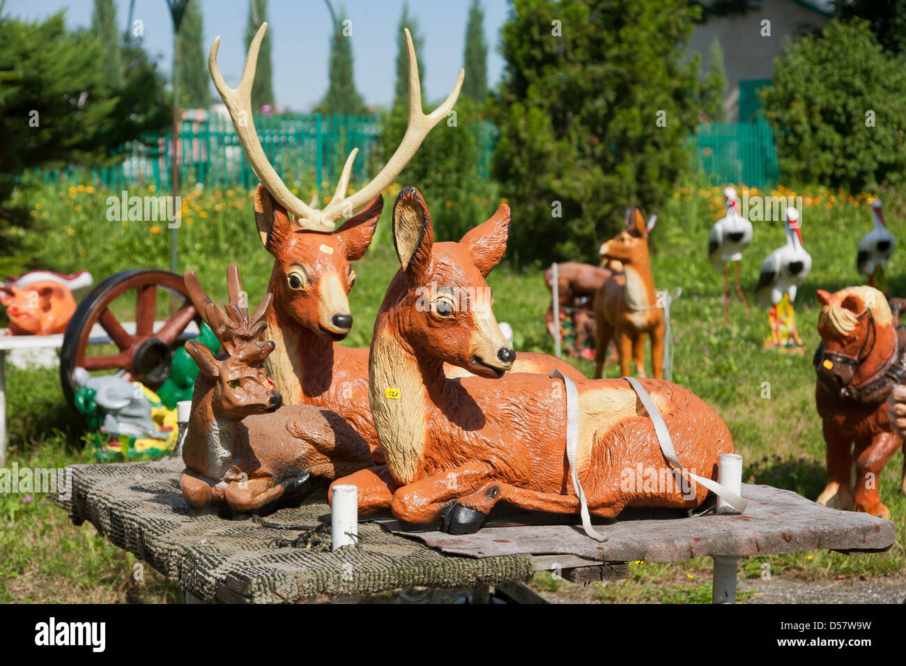 Wroclaw, Polen, den Garten vor einem Haus voller Plastik Tiere Stockfoto