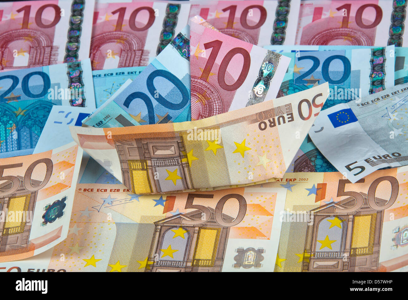 Euro Banknoten. Papier boot Geld. Eurozone, die Europäische Währung, schwebenden Währung, Papier Geld Bargeld. € 5 € 10 € 20 € 50 Euro Banknoten 135174 Euro Stockfoto