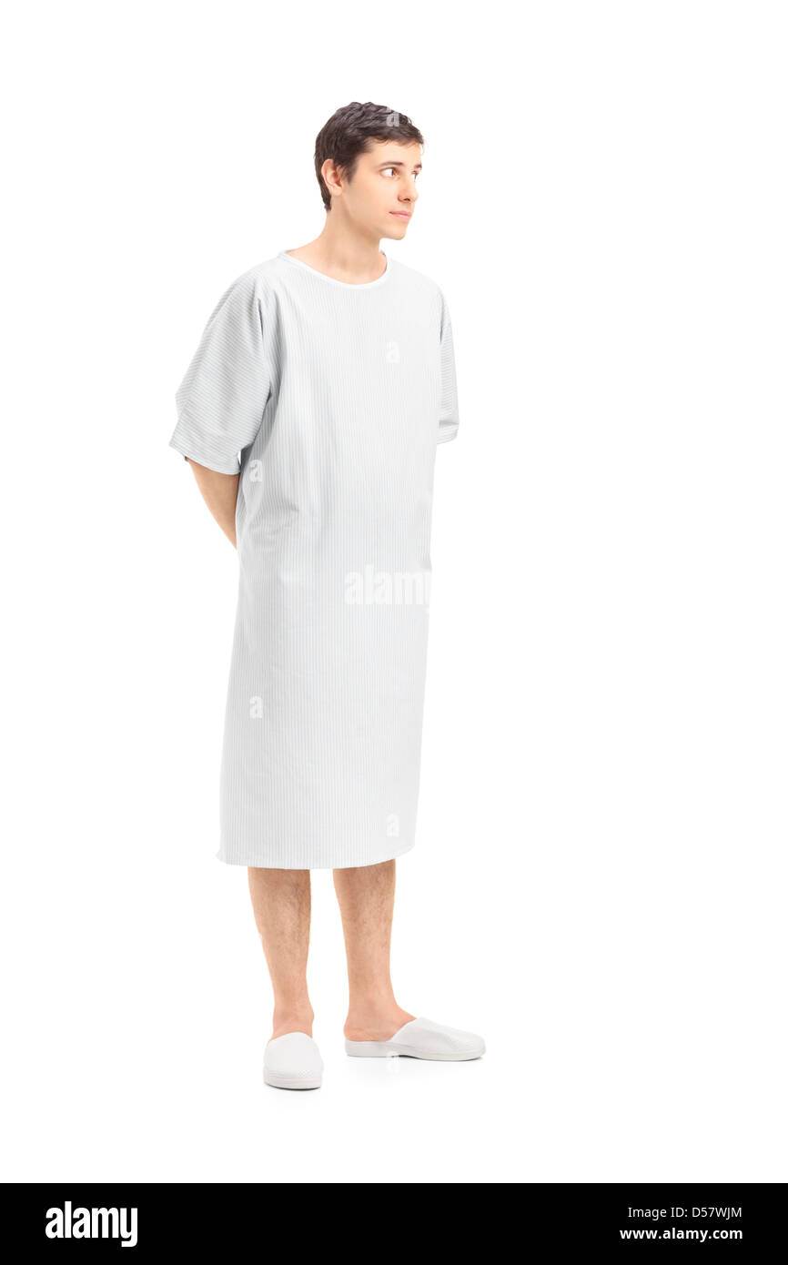 In voller Länge Portrait eines männlichen Patienten in einem Krankenhauskleid suchen, isoliert auf weißem Hintergrund Stockfoto