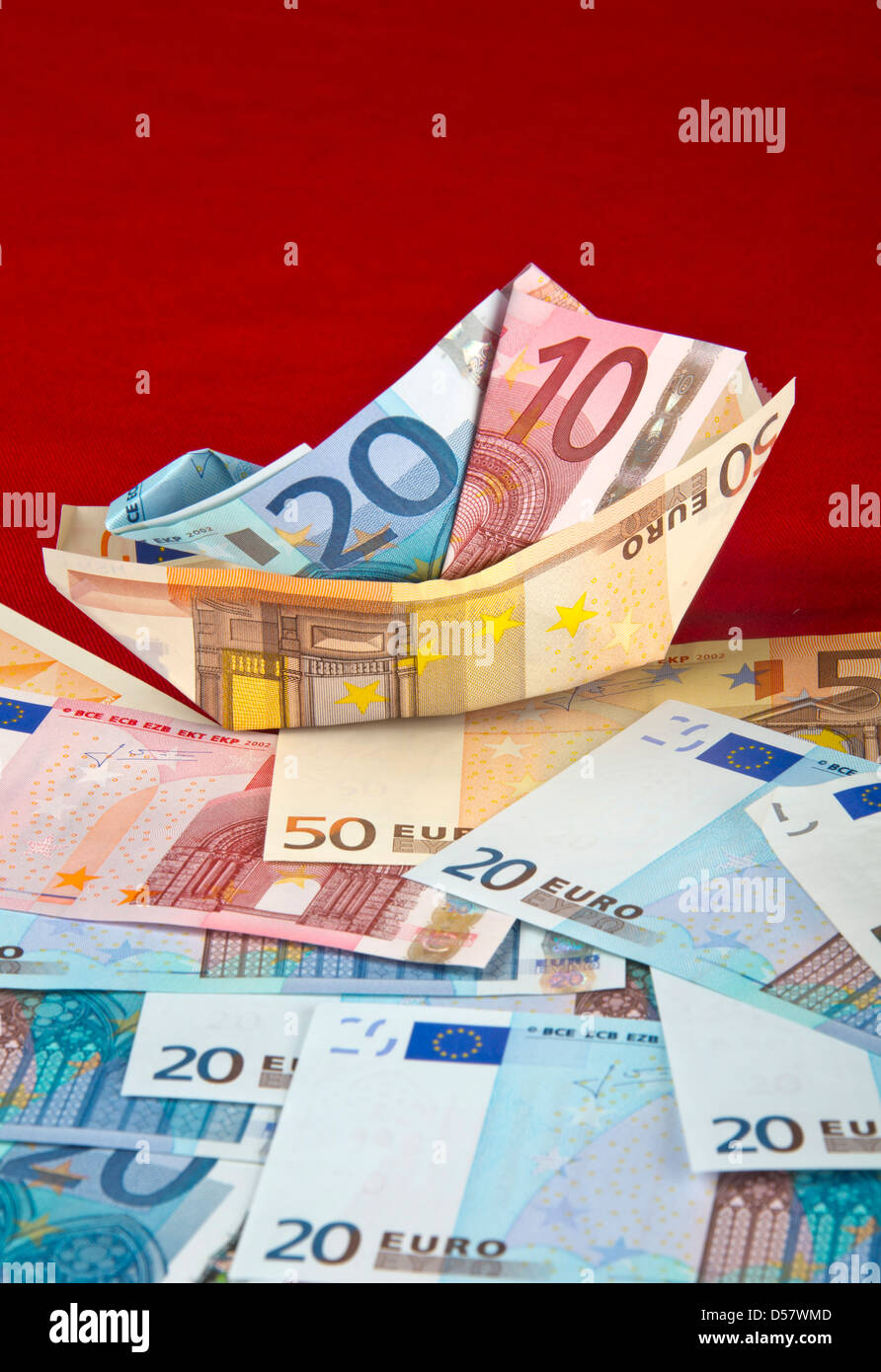 Euro Banknoten. Papier boot Geld. Eurozone, die Europäische Währung, schwebenden Währung, Papier Geld Bargeld. € 5 € 10 € 20 € 50 Euro Banknoten 135178 Euro Stockfoto