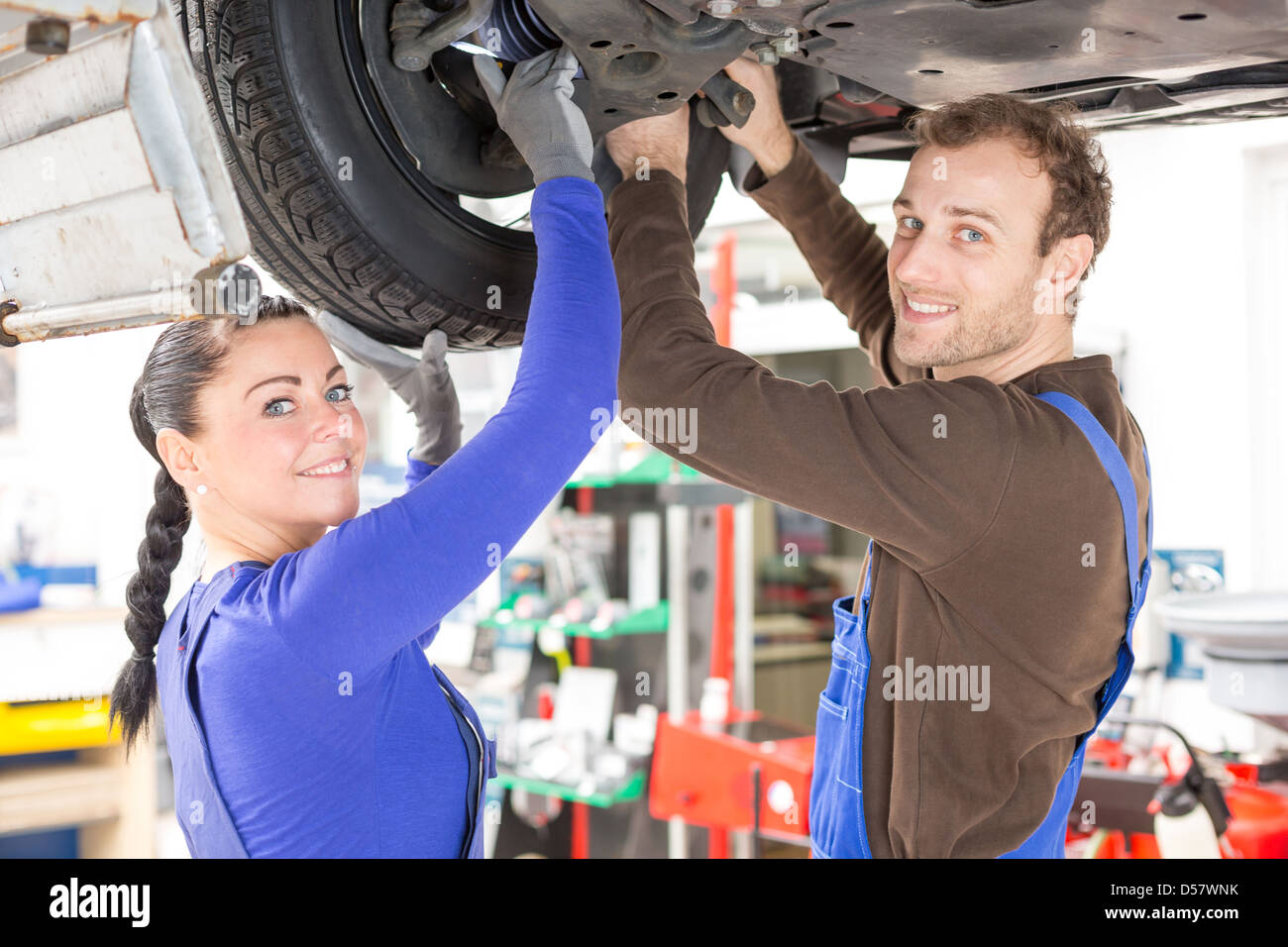 Zwei Mechaniker Reparatur oder Inspektion ein Auto auf Hebebühne Stockfoto