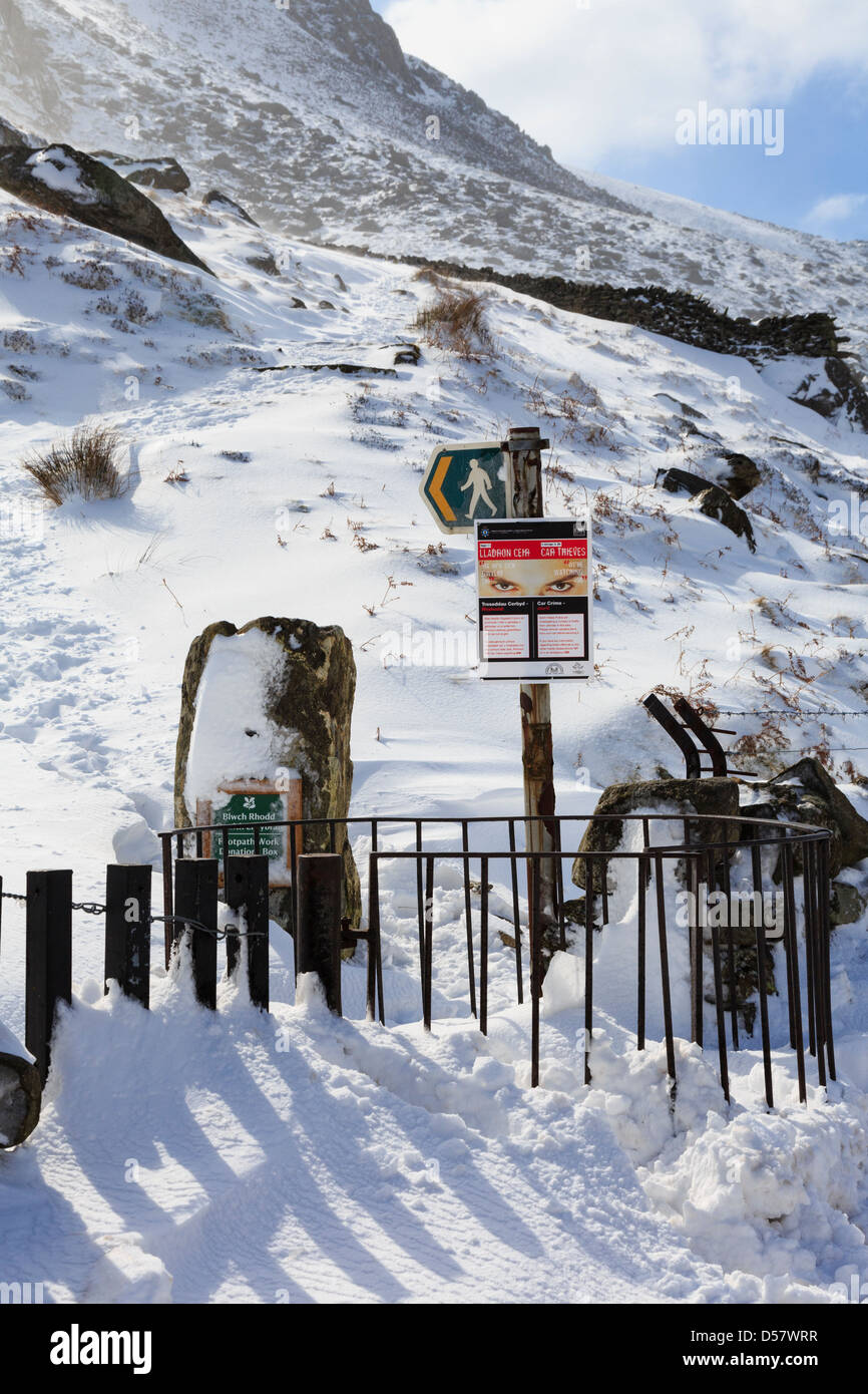 Tiefschnee-Drift um küssen Tor und Zeichen auf Fußweg zum Mount Tryfan Nordgrat im Winter in Snowdonia, Ogwen Valley, Wales Stockfoto