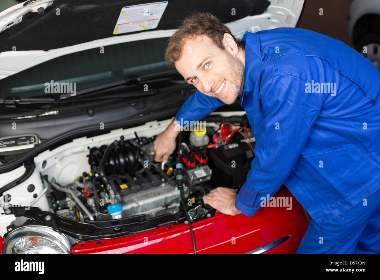 Mechaniker, die Reparatur der motor oder elektrische Teile eines Autos in einer garage Stockfoto
