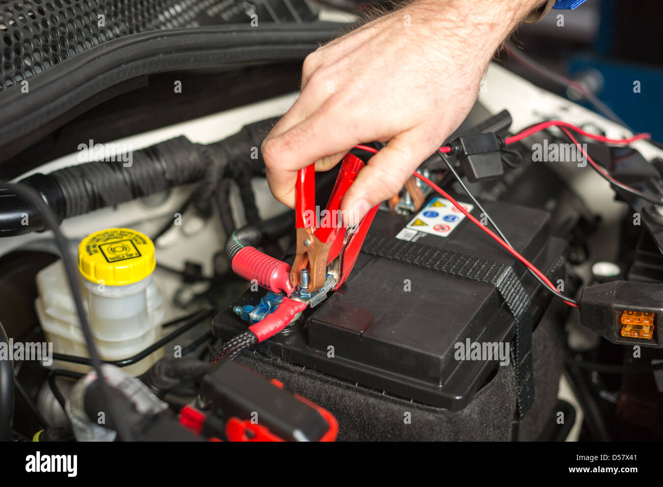 Mechatronik-Techniker arbeiten an der Batterie eines Autos Stockfoto
