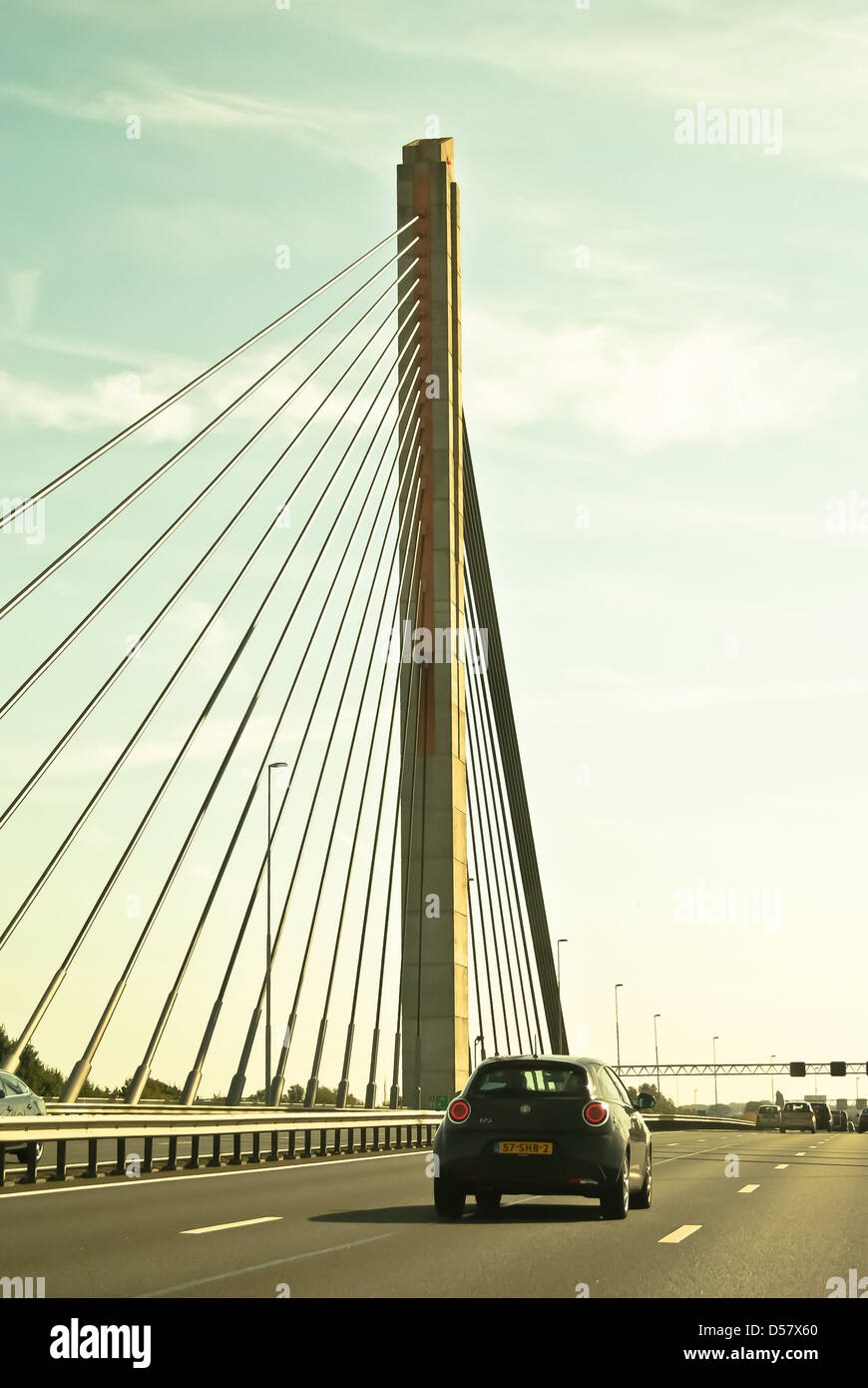 Ein kleines Auto auf einer Brücke in den Niederlanden. Vintage Schuss. Stockfoto