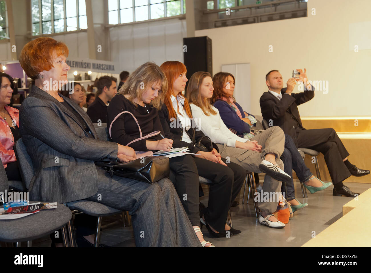 Posen, Polen, Zuschauer bei einer Modenschau auf der Messe für Schuhe und Lederwaren Stockfoto