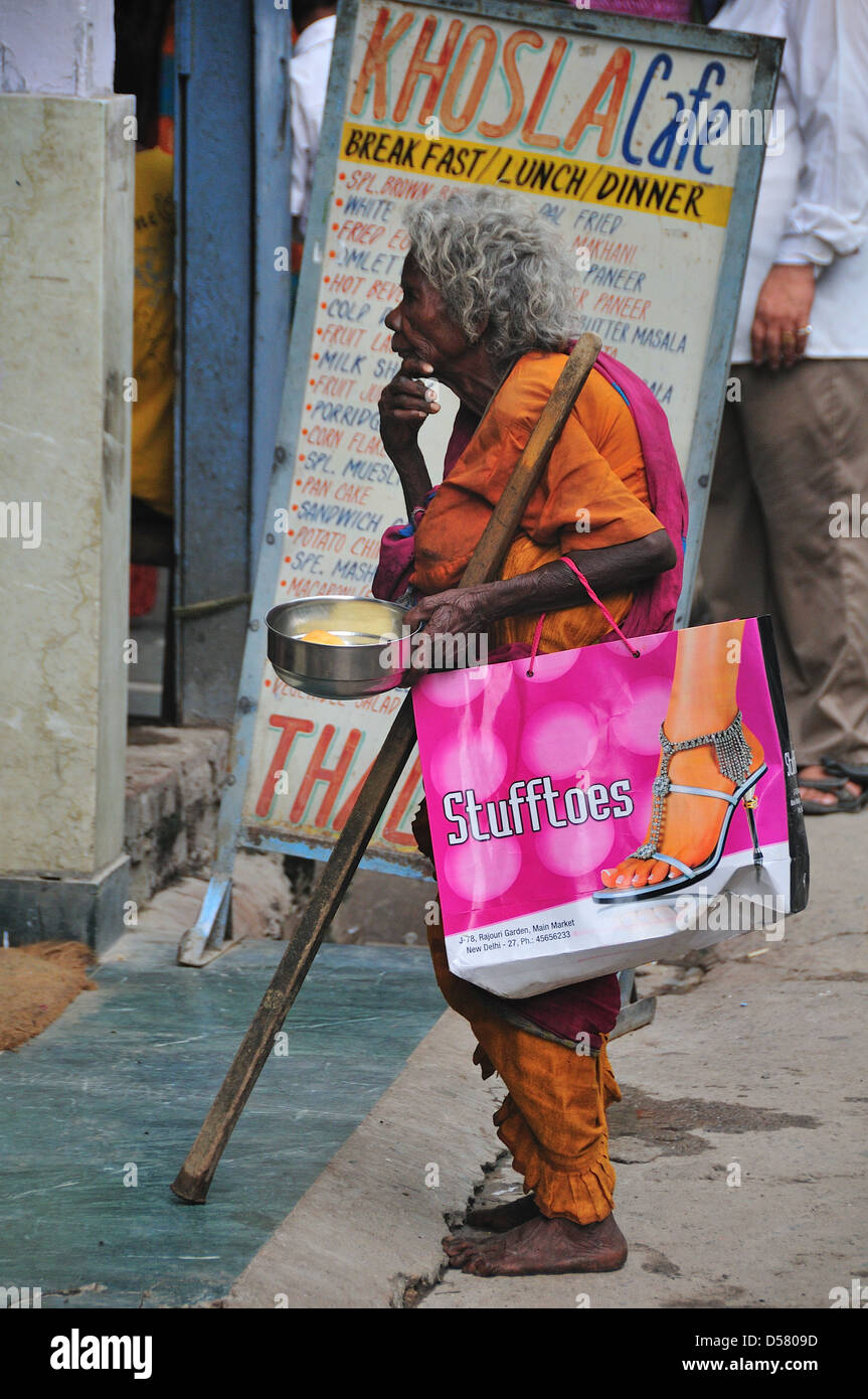 Frau mit Einkaufstasche brauche Hilfe bei Paharganj in Neu-Delhi Stockfoto