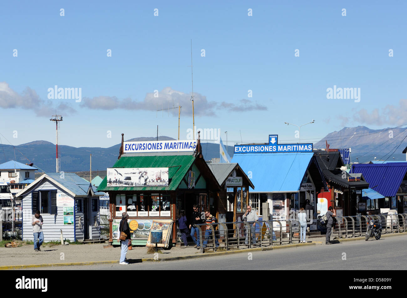 Hütten, wo Tickets für Bootsfahrten, Excursiones Maritimas am Beagle-Kanal Wale, und Vögel beobachten werden auf der Ushuaia verkauft. Stockfoto