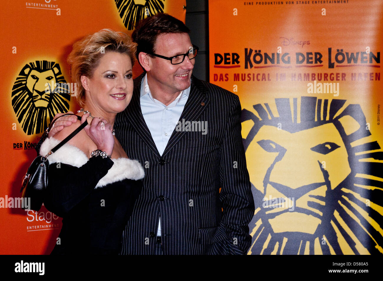 Tanja Schumann und Stefan Burmeister in der an die 10. Jubiläums-Gala von Disneys "Koenig der Loewen" (The Lion King) bei Stockfoto