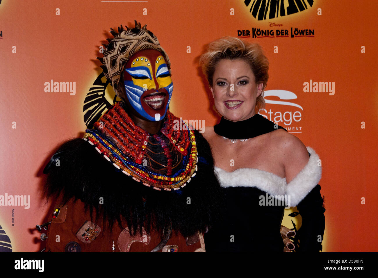 Zodumo Nala als Rafiki und Tanja Schumann bei den an die 10. Jubiläums-Gala von Disneys "Koenig der Loewen" (The Lion King) Stockfoto