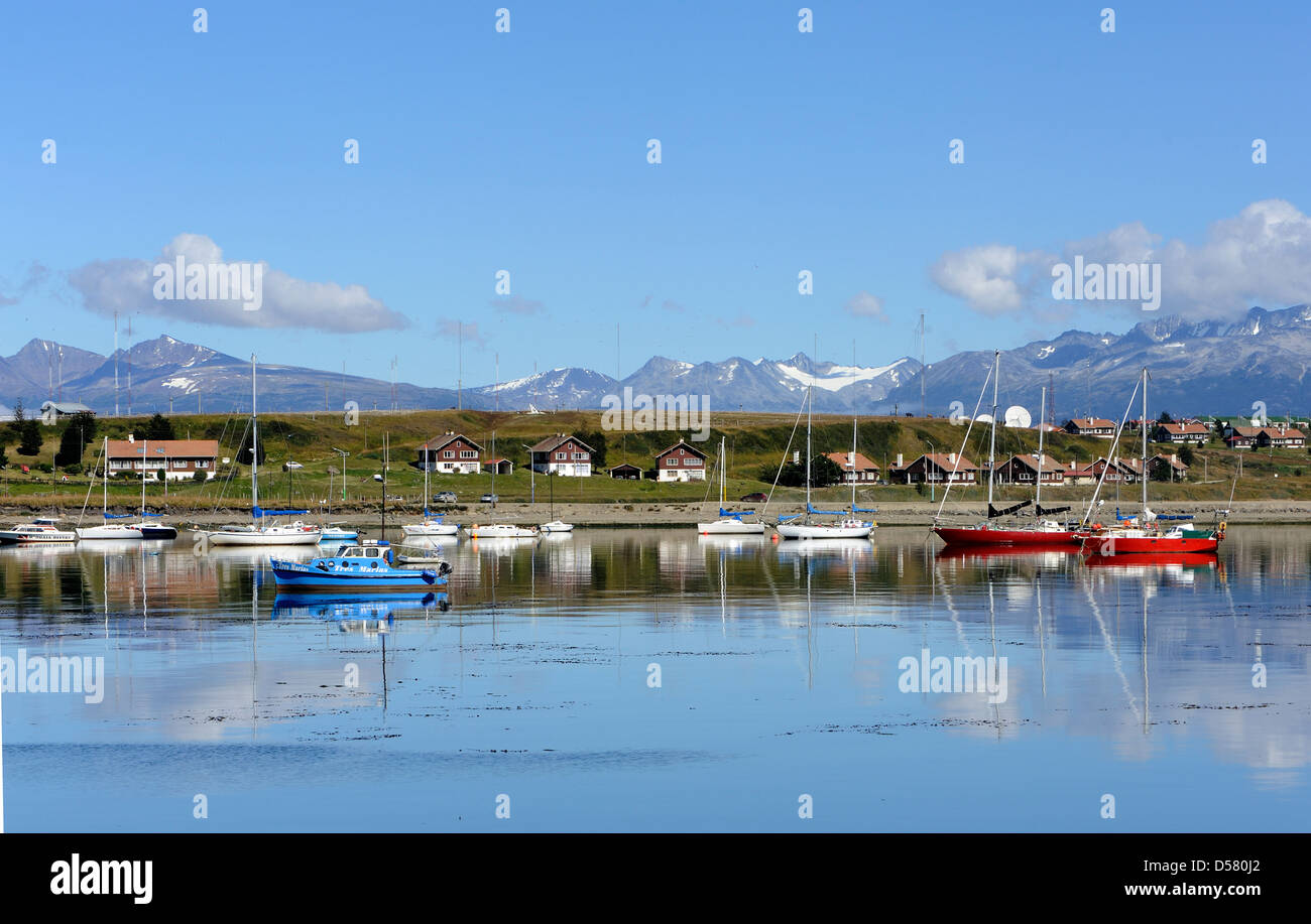 Am Wasser Häuser und Boote.  Ushuaia, Feuerland, Argentinien. Stockfoto