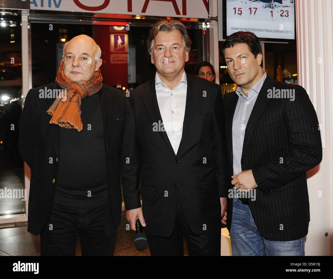 Rolf Sachs, Uwe Rampold, Francis Fulton-Smith bei der Eröffnung des Fensters BMW Adventskalender (Kunstadventskalender) bei BMW Stockfoto