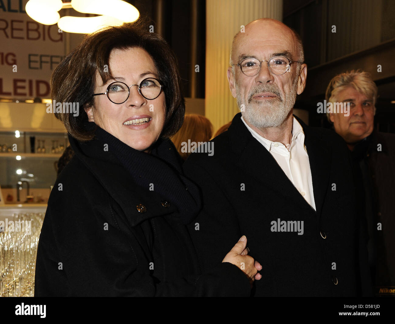 Rita Russek und Bernd Fischerauer bei der Eröffnung des Fensters BMW Adventskalender (Kunstadventskalender) bei BMW Lenbachplatz. Stockfoto