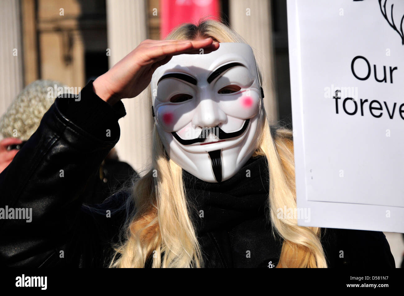 Ein Demonstrant mit einer anonymen Maske auf einer Kundgebung am Trafalgar Square in London Stockfoto