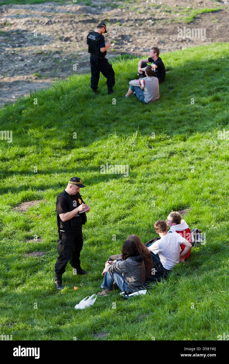 Krakau, Polen, Polizei verteilen Strafzettel, da Alkoholkonsum in der Öffentlichkeit Stockfoto