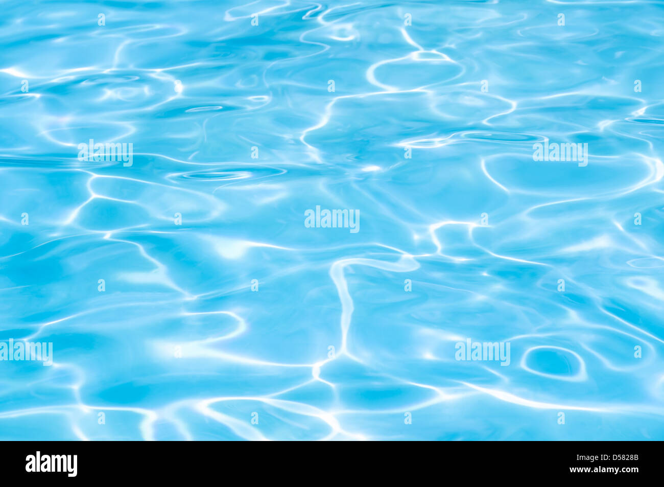 Klares Wasser im Pool, blaue Wasseroberfläche mit Wellen. Stockfoto
