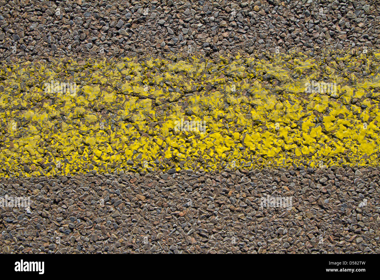 Gelbe Hilfslinie auf Flughafen-Oberfläche Stockfoto