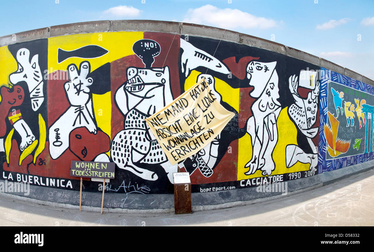 BERLIN - März 06: Der East Side Gallery ist der größte Outdoor-Kunstgalerie der Welt und unter der aktuellen weltweiten Protest in Bezug auf die Entfernung von mehrere Segmente der Berliner Mauer um den Bau eines Luxushotels im 6. März 2013 in Berlin zu ermöglichen. Stockfoto