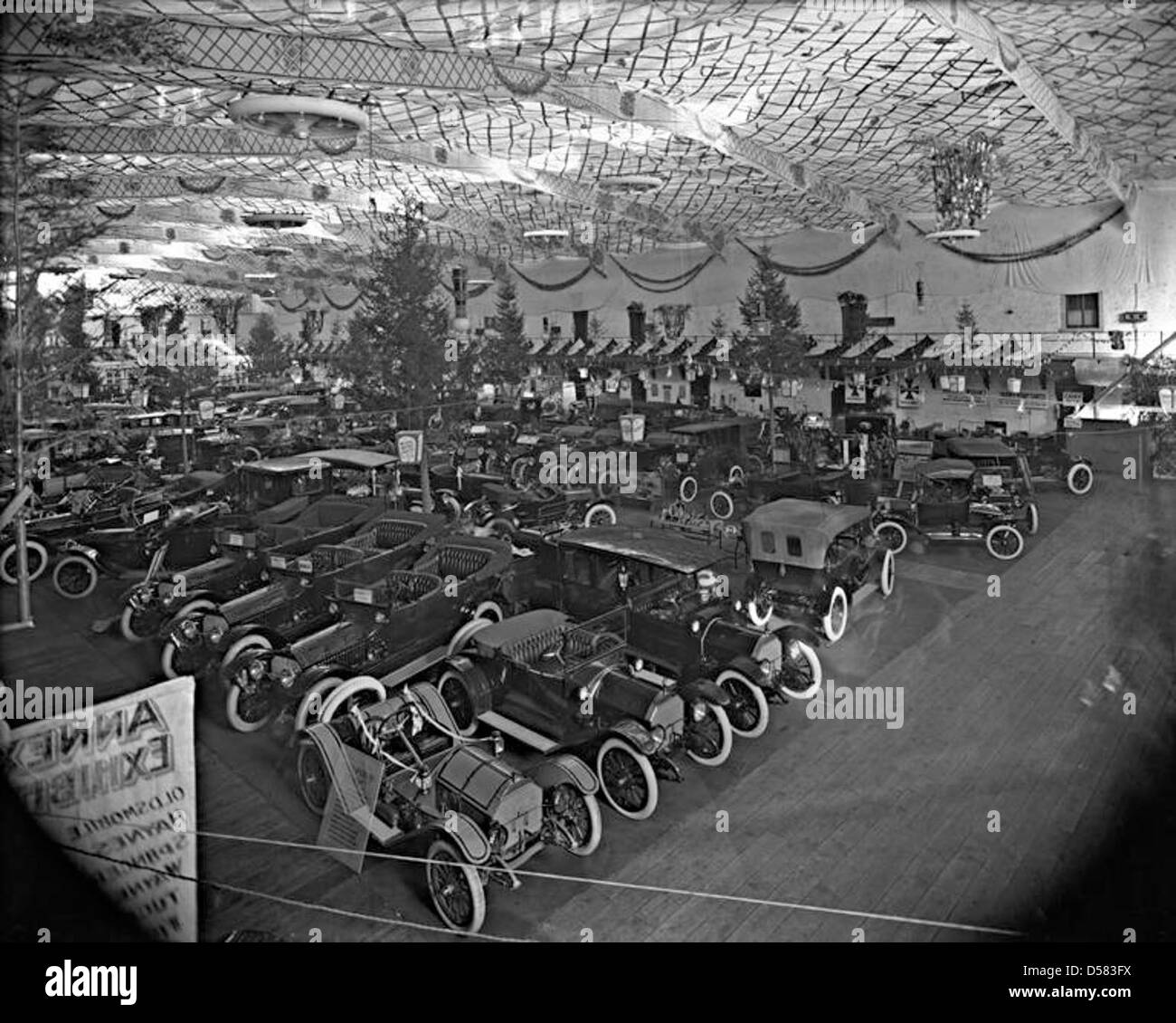 Eine Automobilausstellung, die um 1914 in Montreal stattfand und die neuesten Automodelle zeigte, darunter das berühmte Model T. die Veranstaltung zeigte die wachsende Autokultur in Kanada während des frühen 20. Jahrhunderts. Stockfoto