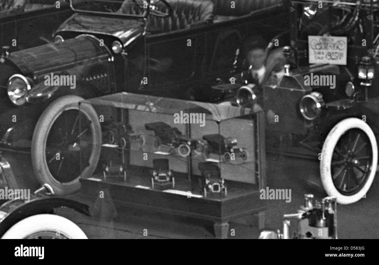 Eine Fotografie von einer Automobilausstellung in Montreal um 1914, die Automodelle und Industrieinnovationen des frühen 20. Jahrhunderts zeigt. Das Bild zeigt die Trends der damaligen Automobilbranche. Stockfoto