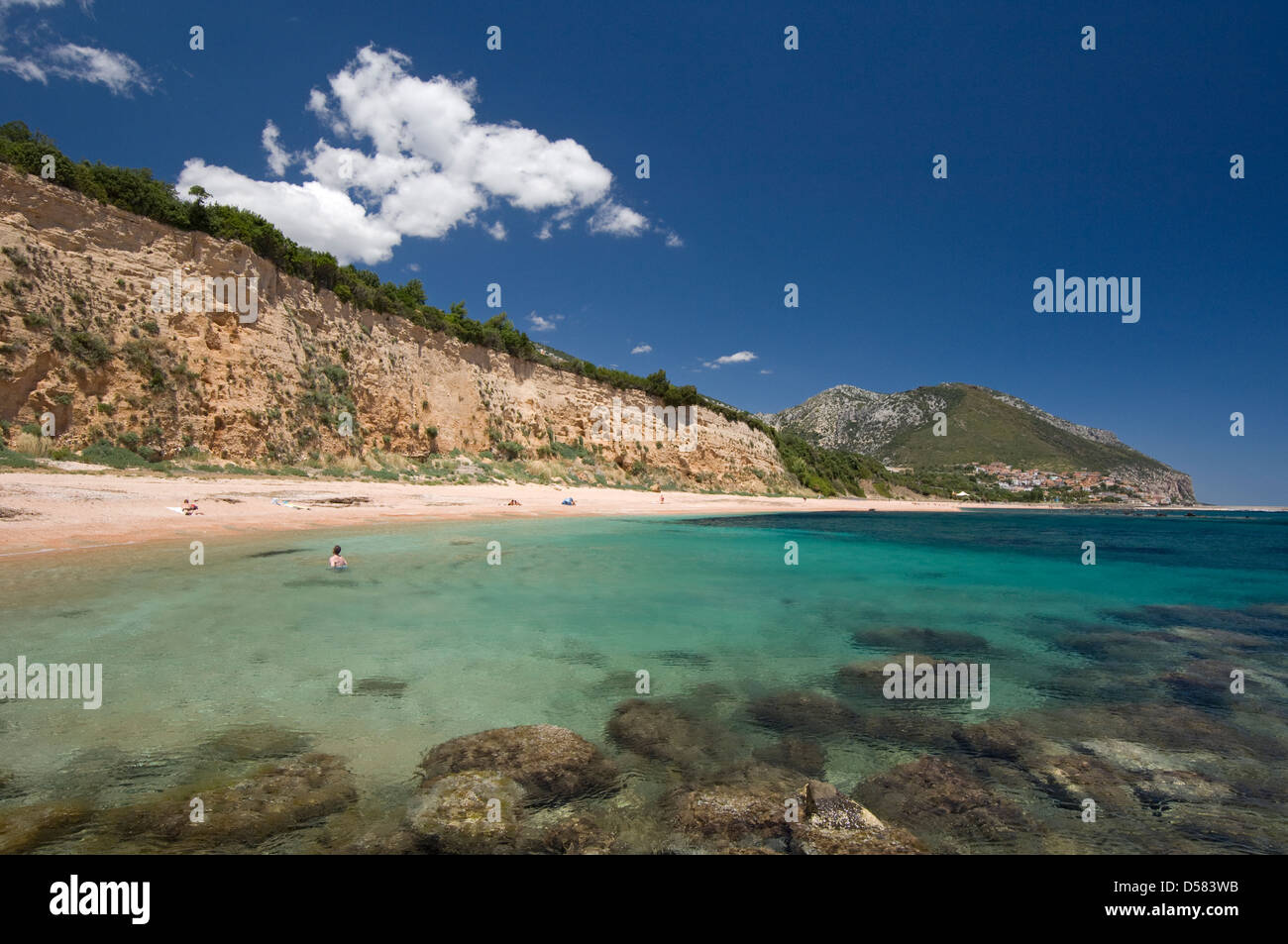 Touristen genießen die transparenten und klaren Gewässern des Sos Dorroles Strand von Cala Gonone, Dorgali, Orosei Golf, Sardinien, Italien Stockfoto