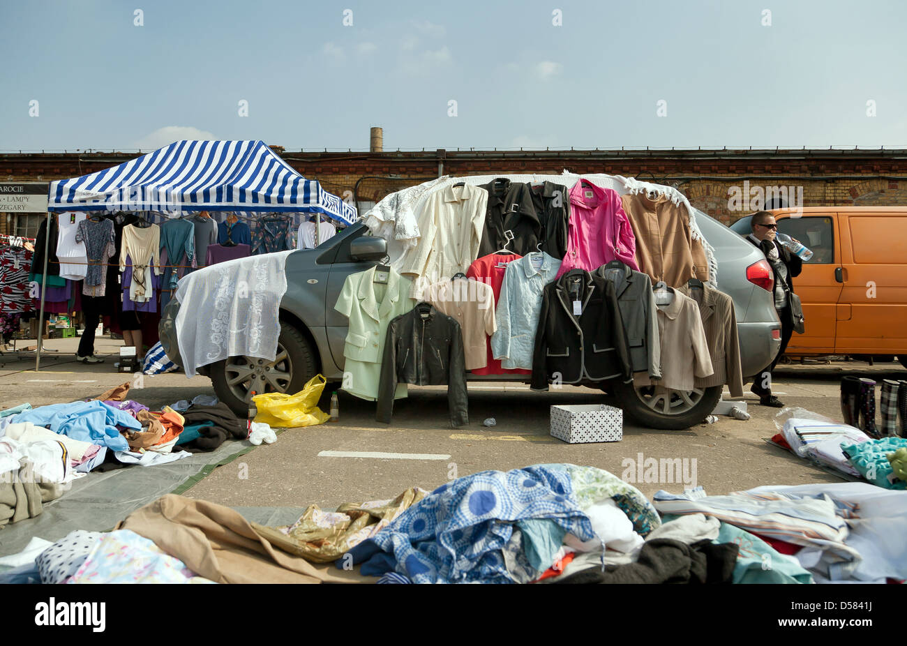 Posen, Polen, Kleidung Verkauf auf dem Flohmarkt im alten Schlachthof  Stockfotografie - Alamy