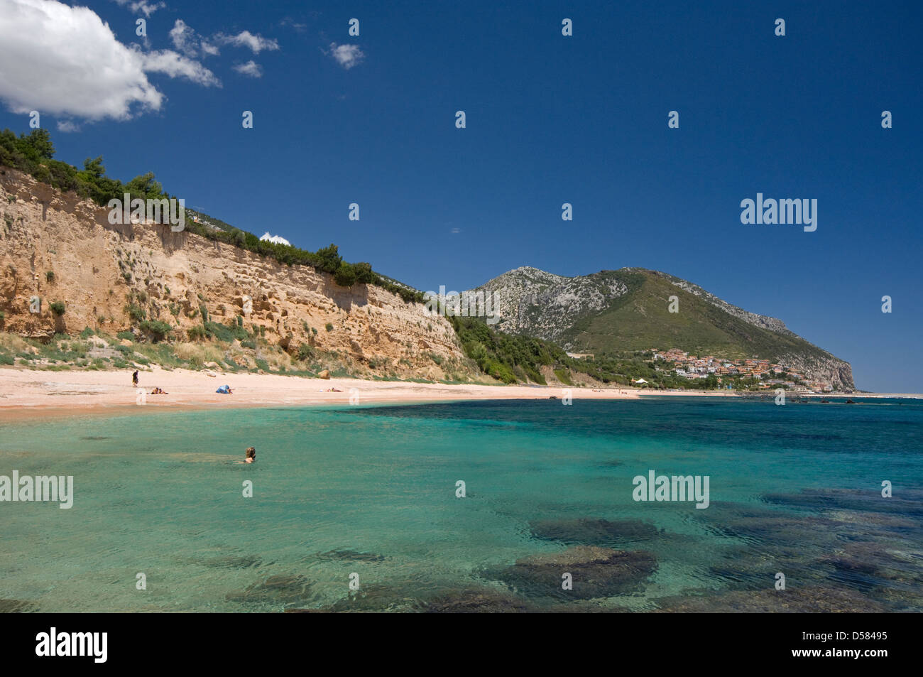 Touristen genießen die transparenten und klaren Gewässern des Sos Dorroles Strand von Cala Gonone, Dorgali, Orosei Golf, Sardinien, Italien Stockfoto