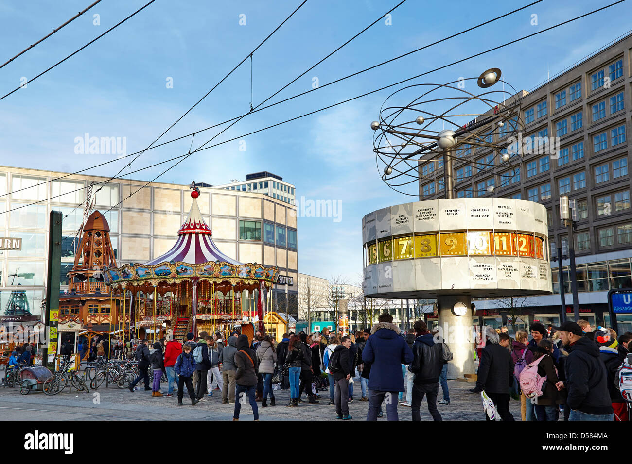 Berlin, Deutschland. 26. März 2013.  Der traditionelle Ostermarkt hat am Alexanderplatz in Berlin eröffnet. Besuchen Sie bei eisigen Temperaturen die Gäste den Markt. Stockfoto