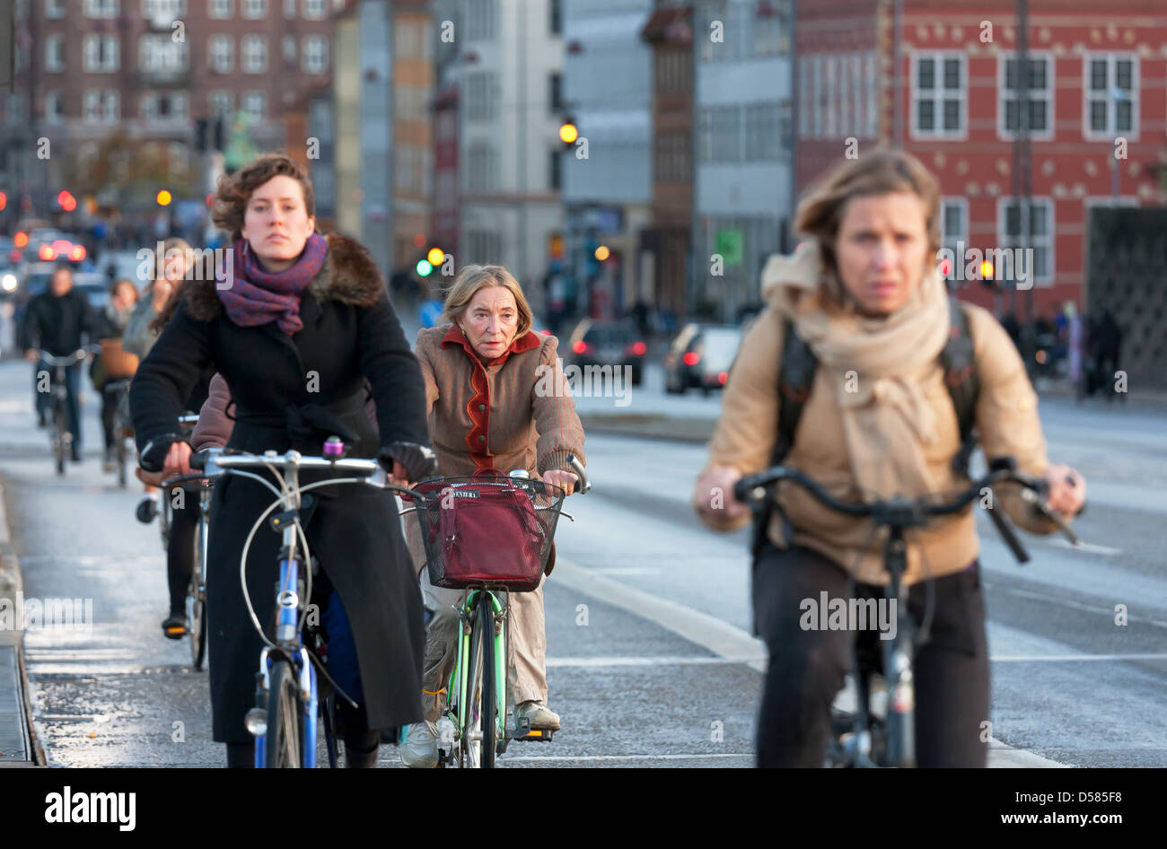 Kopenhagen, Dänemark, an einer Hauptstraße Fahhradfahrer Stockfoto