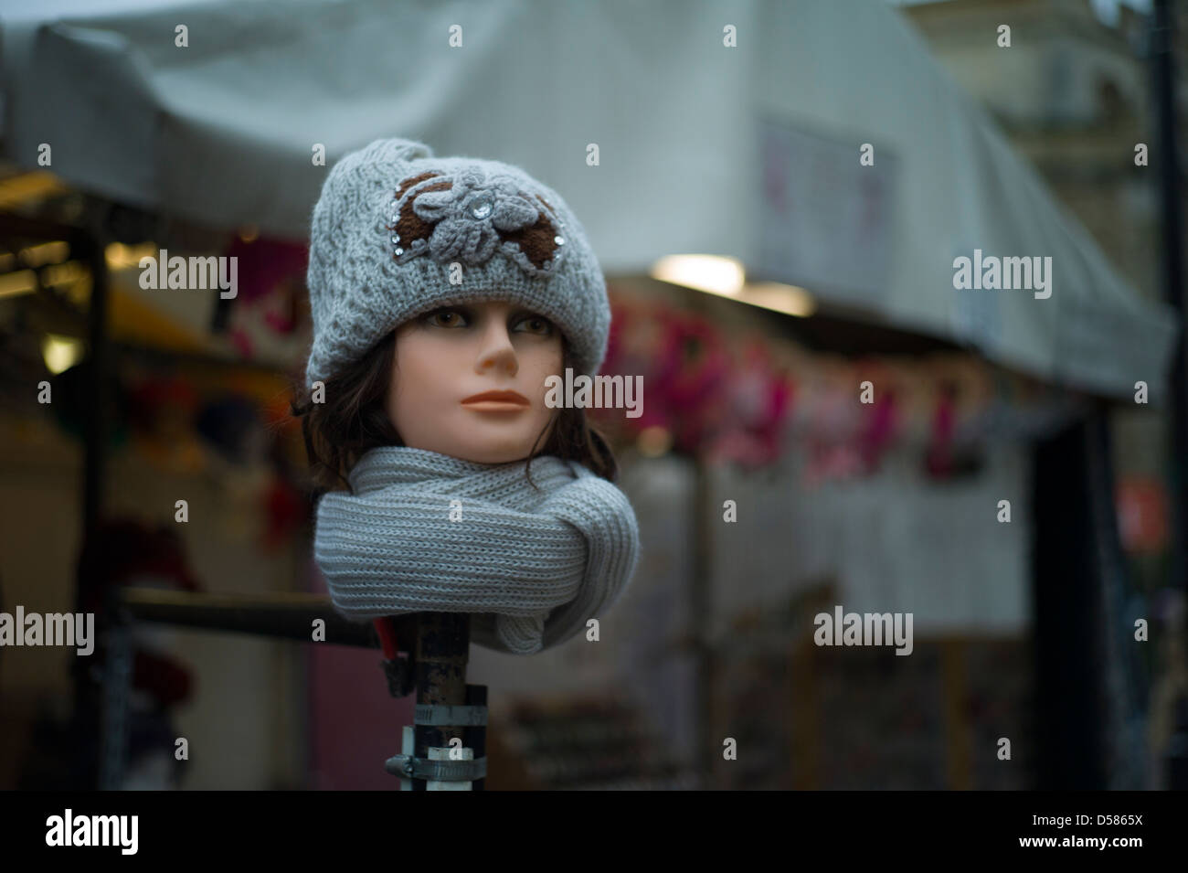 Cambridge Street Photography, Cambridge, England, Januar 2013. Cambridge Market zeigt Modell Kopf Kopfbedeckung. Stockfoto