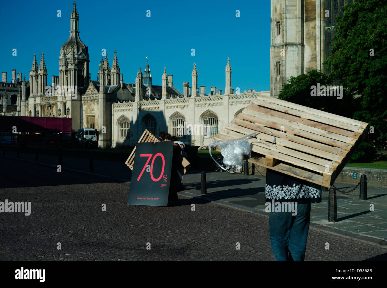 Cambridge Street Photography, Kings Parade, Cambridge, England, Juni 2010. Ungewöhnliche Könige Paradebesucher. Stockfoto