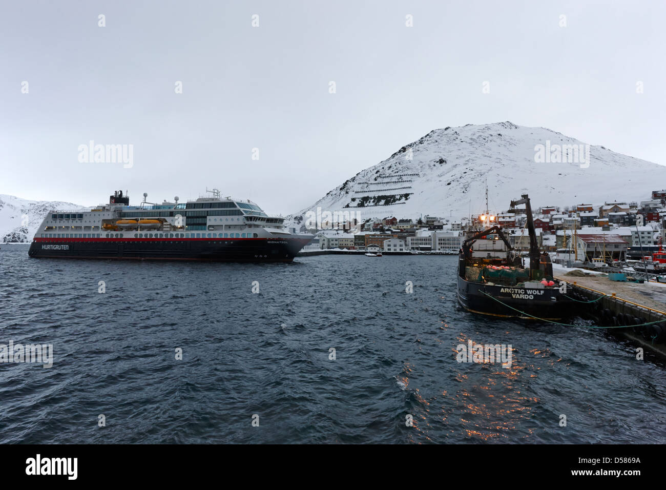 Honningsvag Hafen mit Hurtigruten-Fähre und Angeln Boote Finnmark-Norwegen-Europa Stockfoto